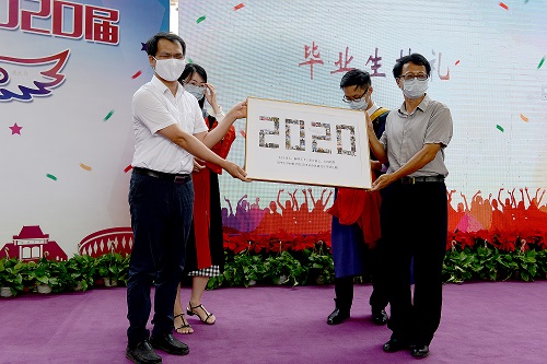 1593073477470082955.jpg 林元华老师和杨志刚老师代表色播app
接收同学的礼物.jpg